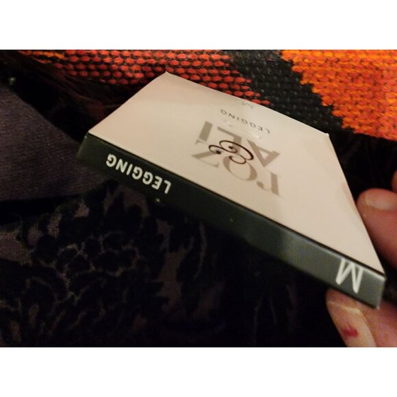 NEW Roz & Ali Purple & Black Velvet Damask Print Leggings M - Picture 6 of 13